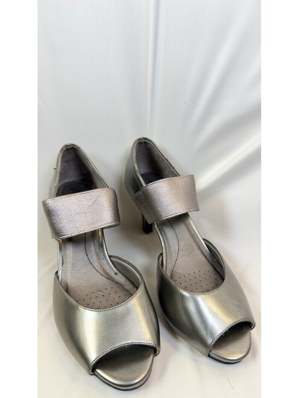 LifeStride Note Size 8.5 Metallic Silver Faux Leather Velocity Memory Foam Heels